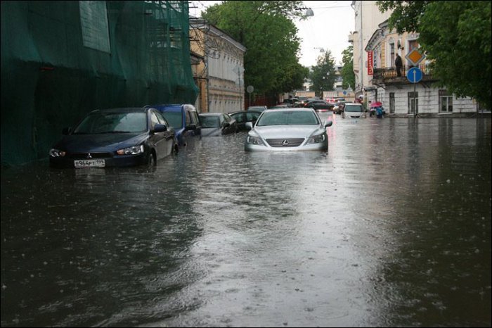 В Москве на Хохловском переулке потоп (14 фото)