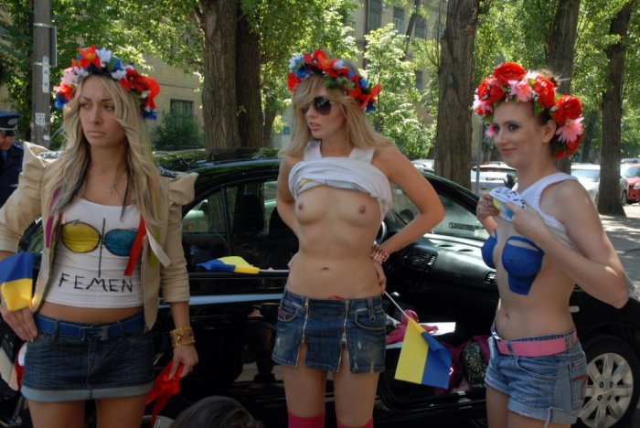 Синие ведерки по-украински от Femen