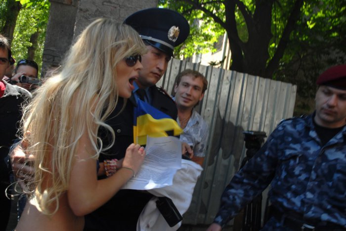 Синие ведерки по-украински от Femen