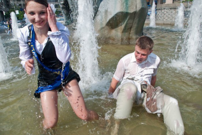 Традиционные купания киевских выпускников в фонтанах