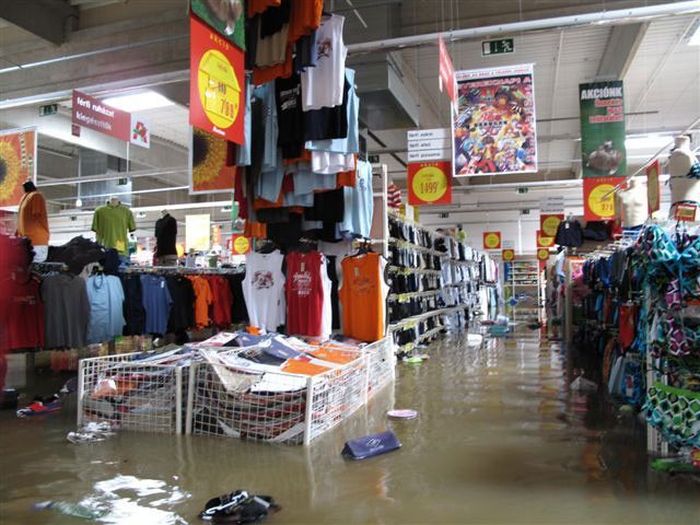 Супермаркет затопило (5 фото)