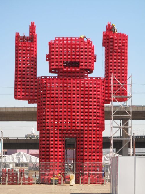 Гигантский робор от Кока Колы (4 фото)