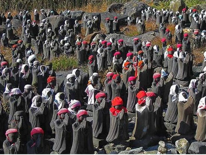 Каменные человечики японского вулкана (10 фото)