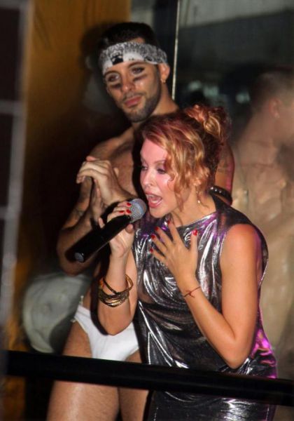 Kylie Minogue выступает в гей-баре (8 фото)