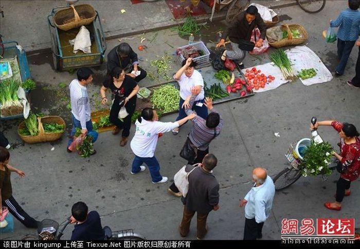 На китайском базаре драка (16 фото)