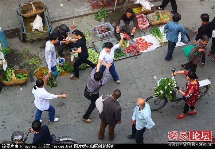 На китайском базаре драка (16 фото)