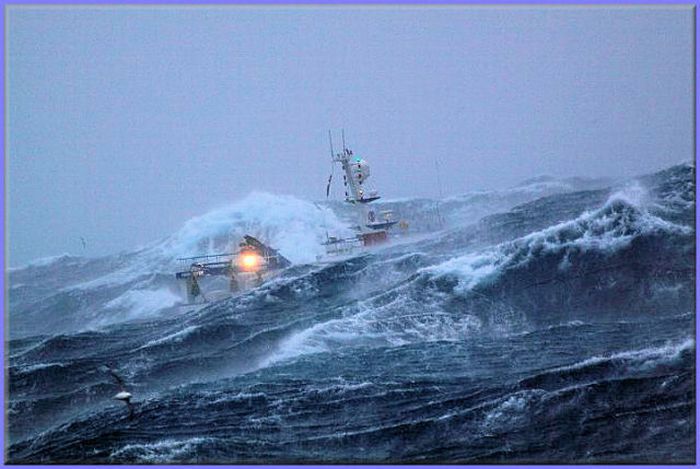 Рыболовецкое судно, попавшее в  шторм (7 фото)