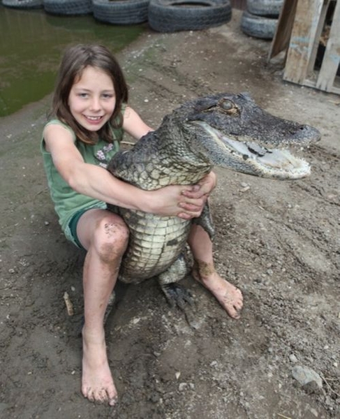 9-летняя девочка работает с крокодилами (7 фото)