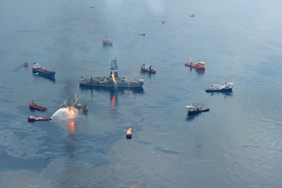 Вода в заливе сегодня. Взрыв нефтяной платформы Deepwater Horizon. Разлив нефти в мексиканском заливе. Экологическая катастрофа 2010 года в мексиканском заливе. Мексиканский залив катастрофа.