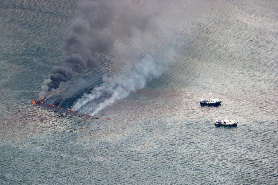 Температура воды в персидском. Мексиканский залив катастрофа. Катастрофа в мексиканском заливе 2010. Авария в мексиканском заливе. Взрыв нефтяной платформы в мексиканском заливе.