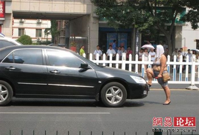 В Китае новый способ вымогания денег на дорогах (7 фото)