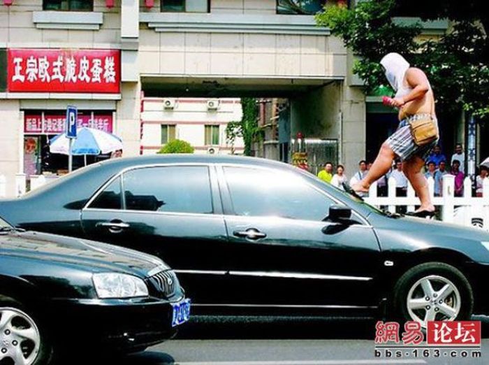 В Китае новый способ вымогания денег на дорогах (7 фото)