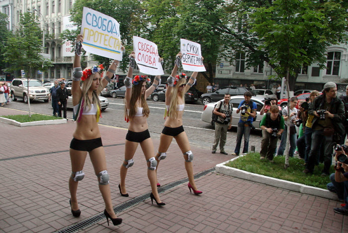 Обращение активисток FEMEN (5 фото)