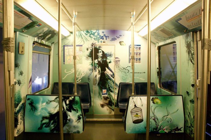 Граффити в вагонах метро