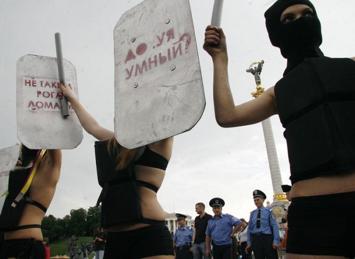 Акция Femen за свободу слова (4 фото + текст)