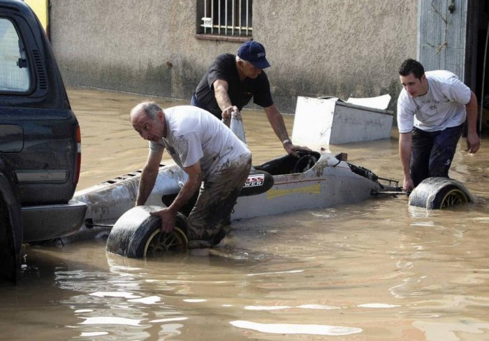 Сильнейшее наводнение во Франции (8 фото)