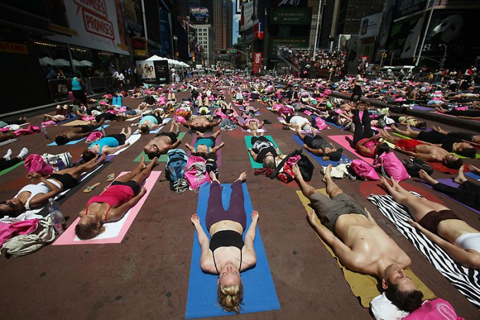 Любители йоги на Таймс-сквер (12 фото)