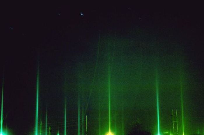 Загадочные световые столбы (26 фото)