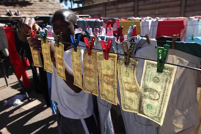 Как в Зимбабве отмывают деньги (5 фото)
