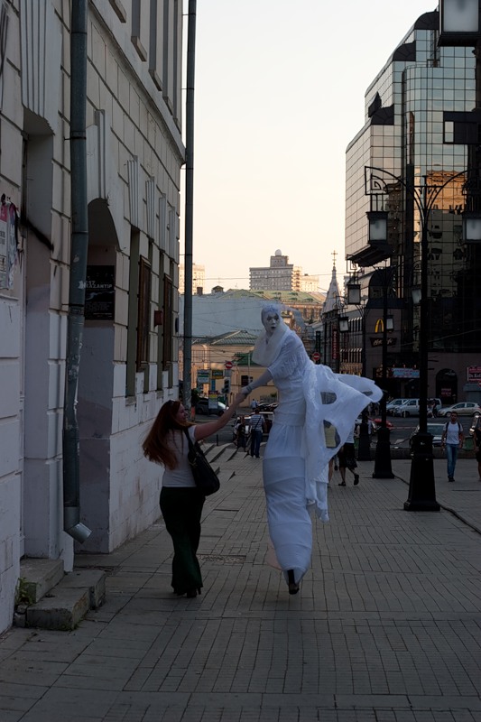 Клоуны на ходулях в центре Москвы (31 фото)
