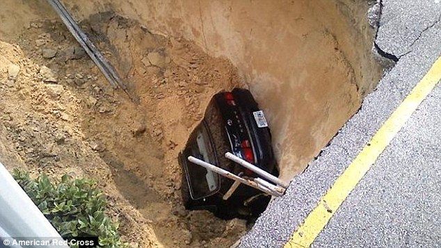 Машина "Тойота Камри" провалилась в яму у дома (3 фото)