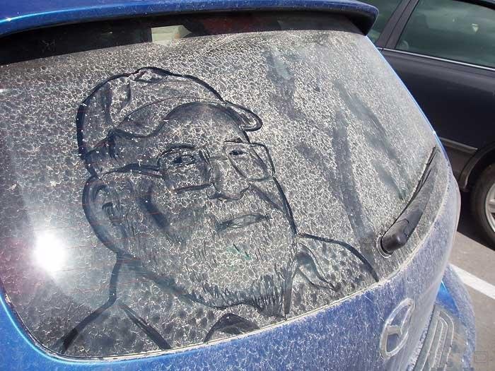 Рисунки на автомобильных стеклах (25 фото)
