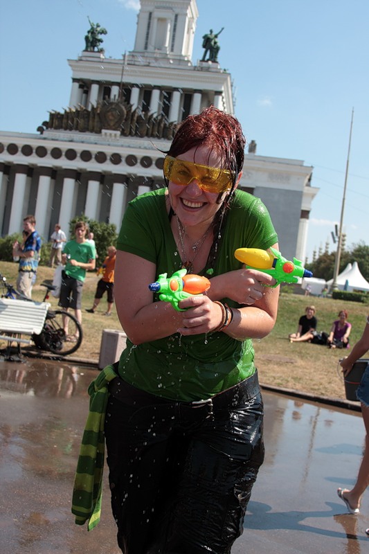 . Wet Flashmob! Water gun fight.     (38 )