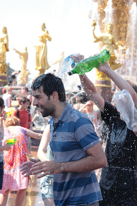 . Wet Flashmob! Water gun fight.     (38 )