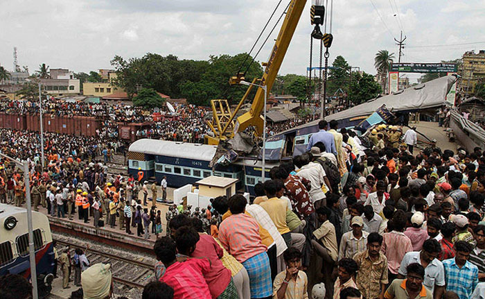 В Индии столкнулись два пассажирских поезда
