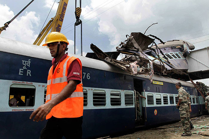 В Индии столкнулись два пассажирских поезда