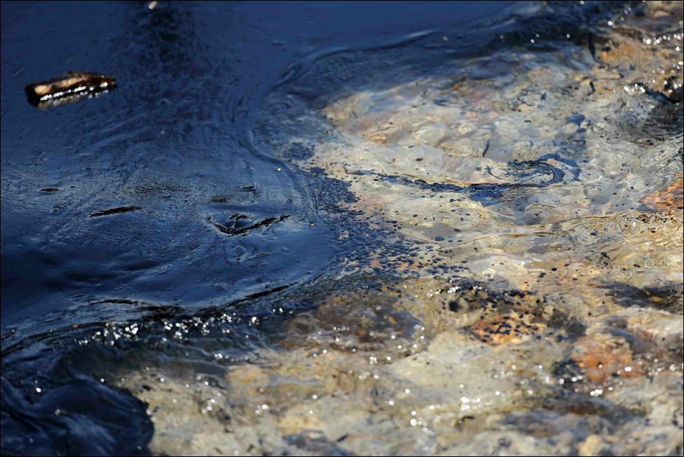 В небольшом водоеме образовавшемся после разлива реки. Разлив нефти на Таймыре. Загрязнение гидросферы. Загрязнение водоемов. Загрязнение гидросферы нефтью.