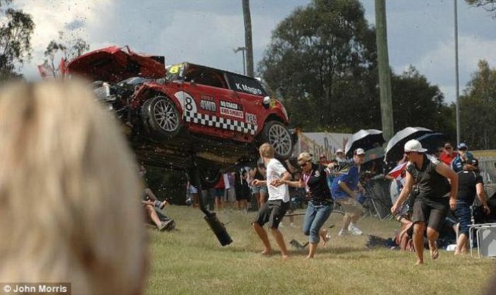Несчастный случай на гонках в Австралии (6 фото)