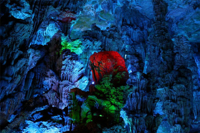 Удивительная пещера Тростниковой флейты (30 фото)