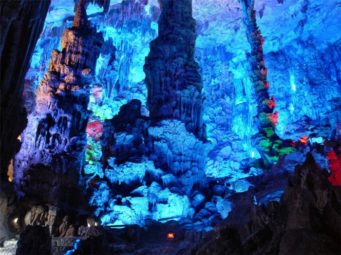 Удивительная пещера Тростниковой флейты (30 фото)