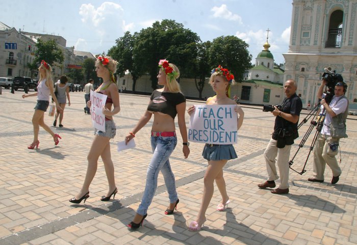 Украинские девушки из FEMEN протестуют