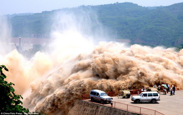 В Китае русло реки промыли взрывом!