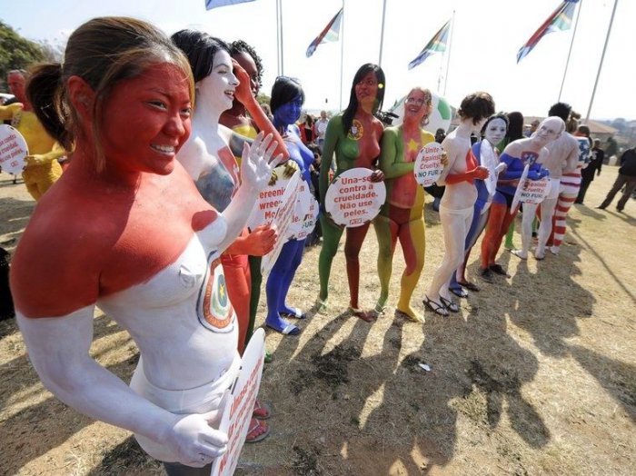 Протест Femen в Африке против меха (11 фото)