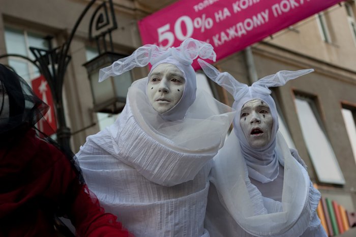 Клоуны на ходулях в центре Москвы (31 фото)