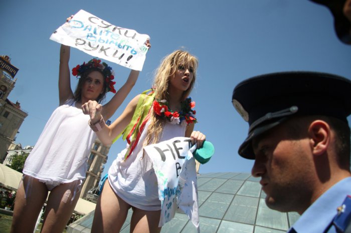 Традиционные купания FEMEN в фонтане