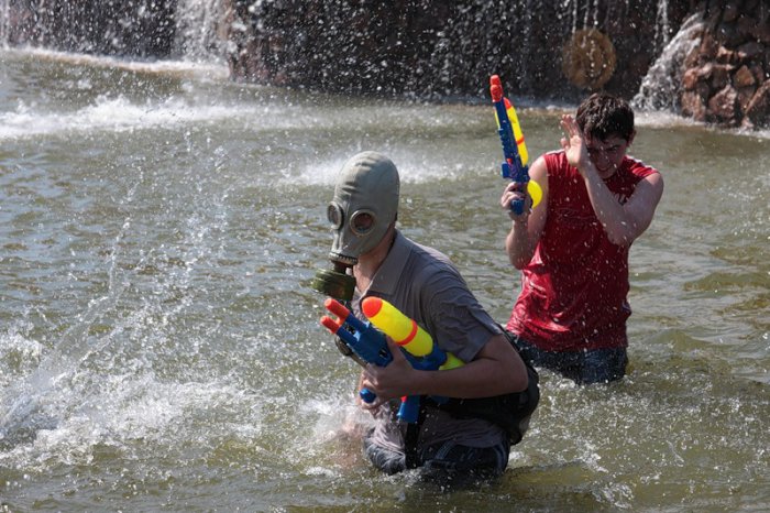 . Wet Flashmob! Water gun fight.     (38 )