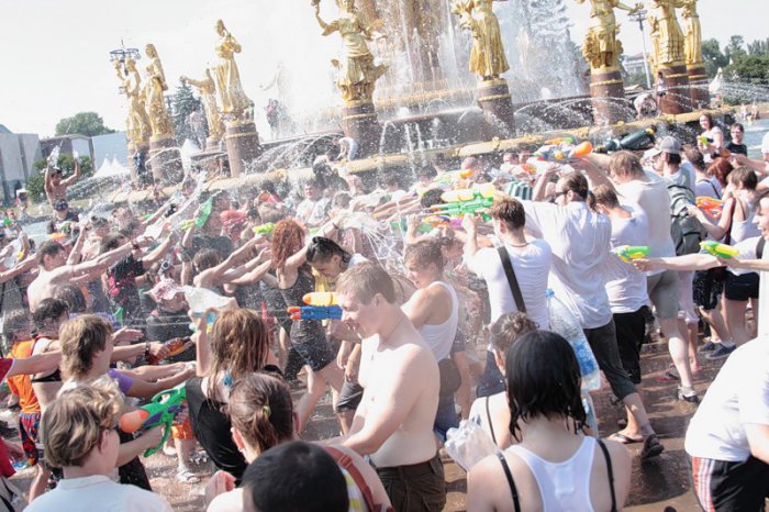 . Wet Flashmob! Water gun fight.     (38 )