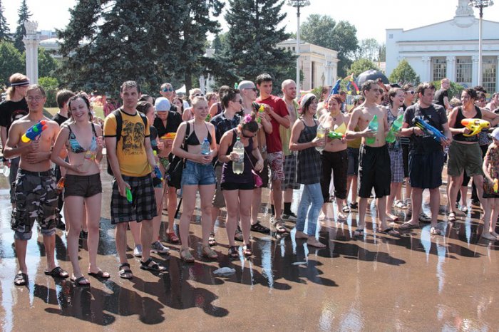 . Wet Flashmob! Water gun fight.     (38 )