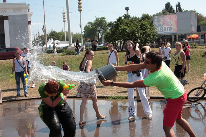 . Wet Flashmob! Water gun fight.     (38 )