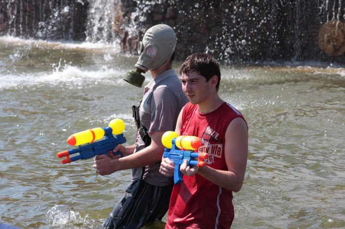 . Wet Flashmob! Water gun fight.     (38 )