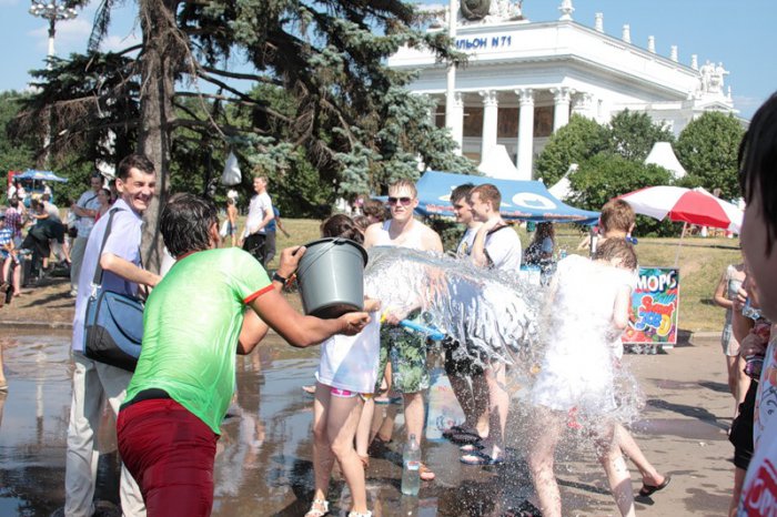 . Wet Flashmob! Water gun fight.     (38 )