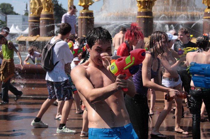 . Wet Flashmob! Water gun fight.     (38 )