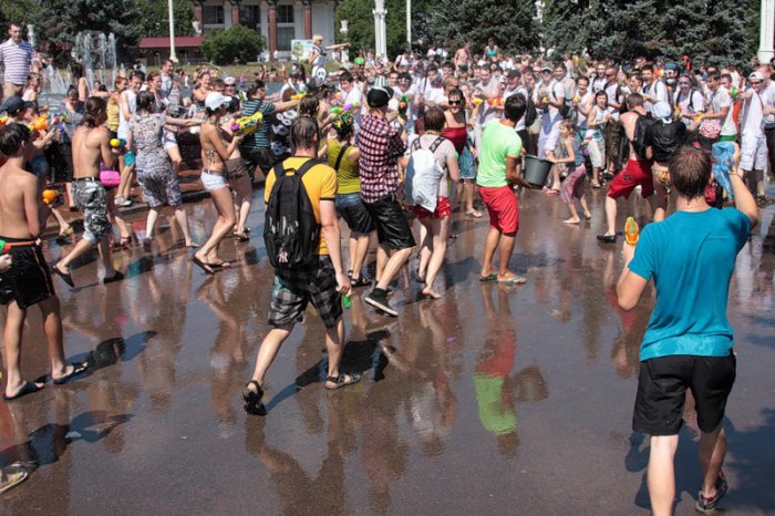 . Wet Flashmob! Water gun fight.     (38 )