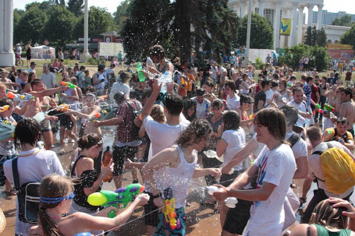 . Wet Flashmob! Water gun fight.     (38 )