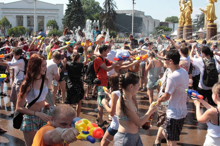 . Wet Flashmob! Water gun fight.     (38 )