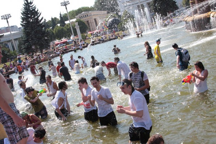 . Wet Flashmob! Water gun fight.     (38 )